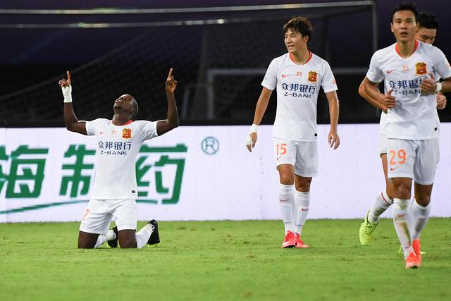 恩比德复出76人负尼克斯 利拉德缺阵雄鹿屠龙