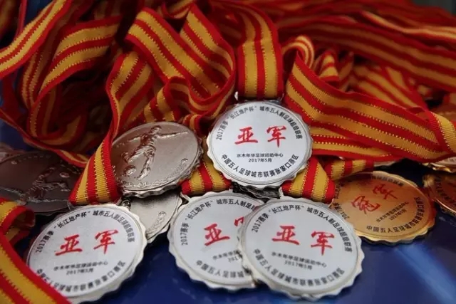 詹姆斯25+7+10拉塞尔27+10 湖人大胜老鹰回第9